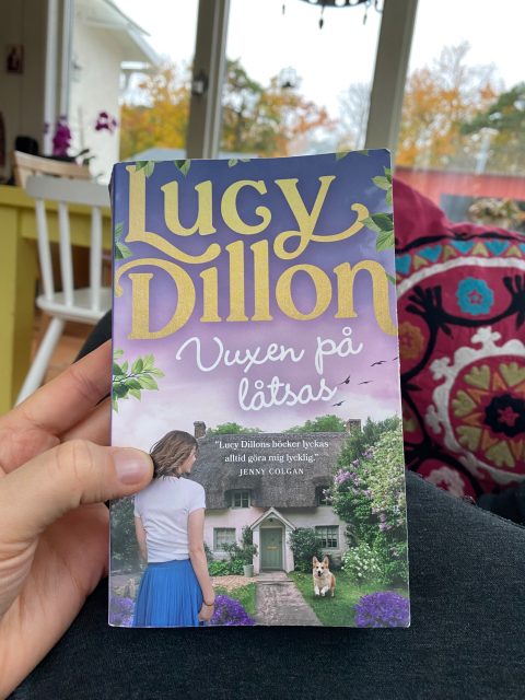 Läst ut denna roman om två systrar som kämpar på i livet på olika sätt, där hemligheter i familjens historia till sist kommer upp till ytan… Thanks, @lucydillonbooks, for a another great novel! 💜🤗 Glad att få hjälp av några fritidsbarn att packa upp nyinköpta böcker till skolbibblan. Tänker att läslusten kan börja där, i nyfikenheten när ett paket öppnas. 📦📚 #läslust #läsabok #höstmys #väskindeskola #gotland