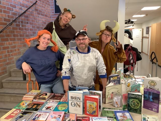 Bokfest på jobbet i onsdags. Det blir bara så kul som man gör det! ☺️📚📘 Roligt att se både elever och personal utklädda till olika litterära figurer. I musiksalen var det Mamma Mu för hela slanten. 🐂🎼💚 #mammamu #bokfest #kollegor #arbetsglädje #väskindeskola