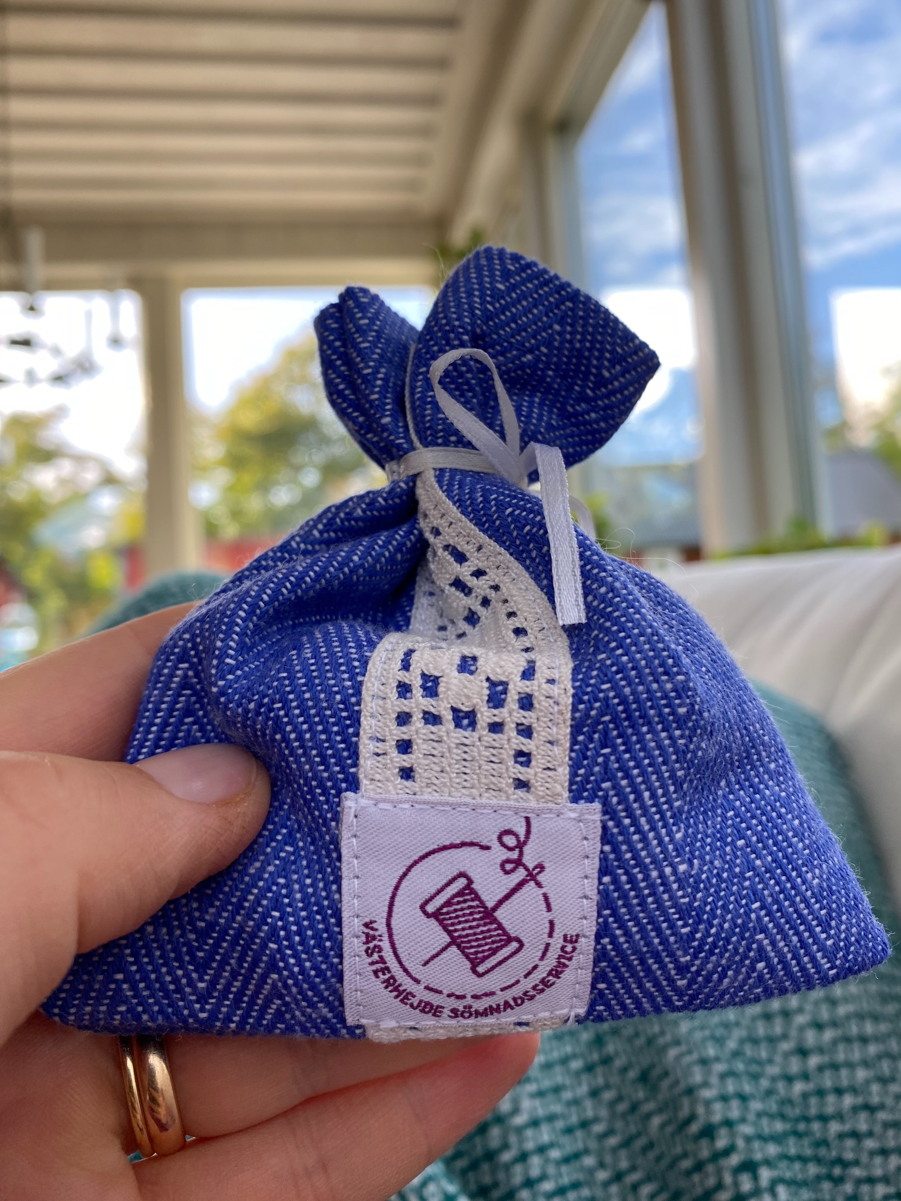 Tacksam för ett nytt levnadsår och denna fina lavendelpåse torkad & sydd av @anncharlotte.m.andre. ☺️💜🙏 Glad för små stunder såhär på sensommaren/hösten. Ett kort dopp i havet. En fikastund med en vän. Barnets lek och sång. Makens välskummade latte. 🥰☕️ Hösten är min tid på året! #lavendel #vänskap #småstunder #tacksamhet #vänskap