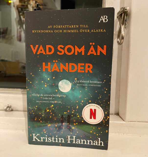 Vilken bok! 🌠🙏 Rörd till tårar mot slutet. Thanks for a touching novel, @kristinhannahauthor! Om vänskap som står sig genom glädje och sorg. Livets förändringar och utmaningar. Höstrusk, förkylning, tänd brasa & bra bok = me like. 🍁🍃🔥 #läslust #boktips #vänskap #gotland