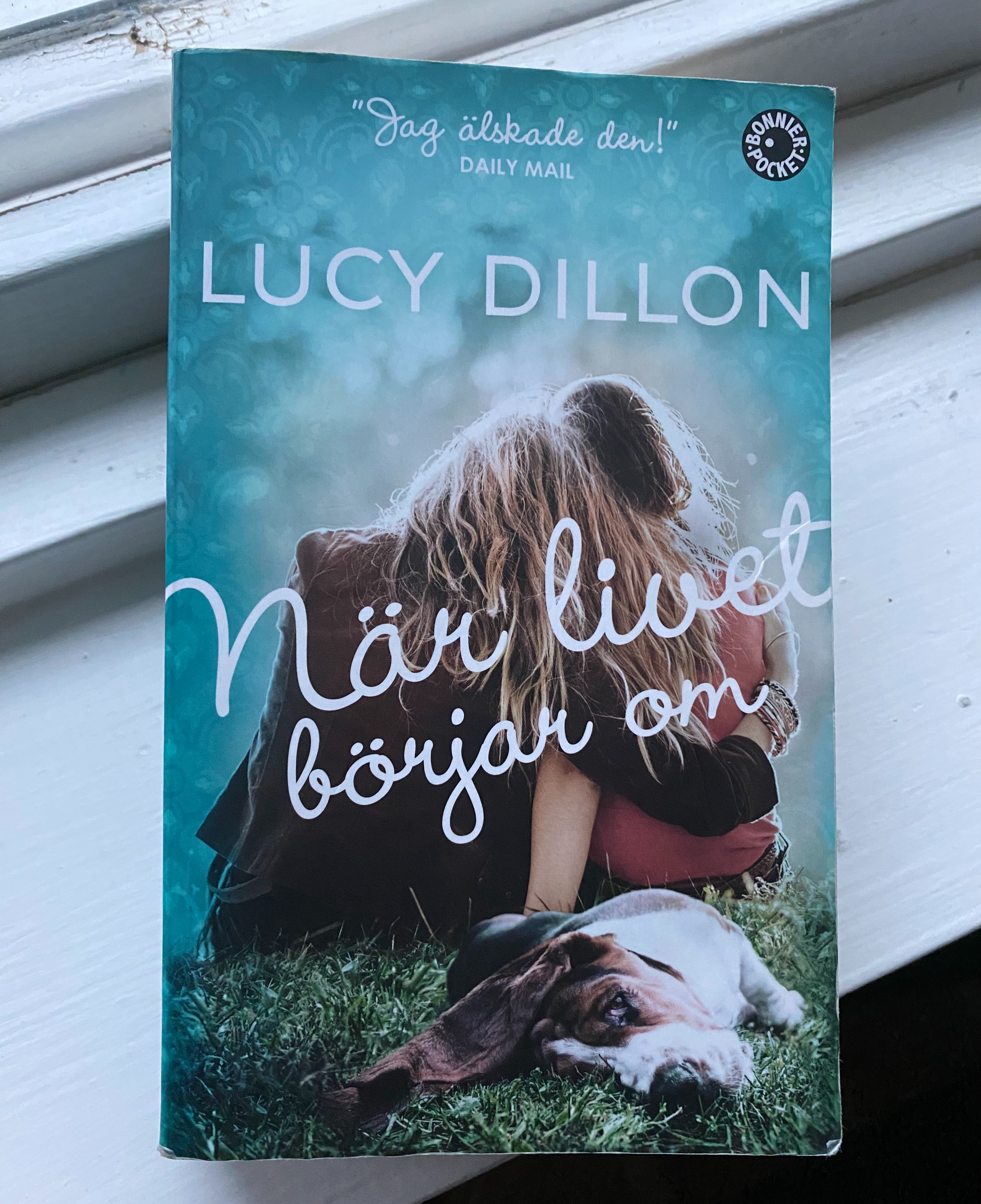 Läst ut denna fina roman om Libby, Jason, Alice, hunden Bob m.fl. som renoverar ett hotell på engelska landsbygden, stöter på patrull och kämpar med minnesluckor efter en bilolycka. Thanks, @lucydillonbooks, for a great novel! 🥰 Ärvd av @martinawollbo, SÅ fin den var! 💚 Vem vill läsa den härnäst? #läslust #kärleksroman #gotland #återbruk