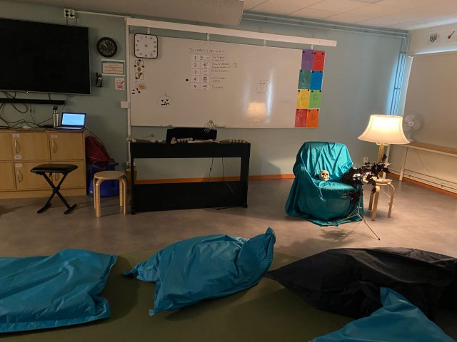 Sjukstuga här hemma även denna vecka. Segt! 😷 Jag försöker låta kroppen vila mer denna gång. Bokat om elevkonserter till efter höstlovet. Tacksam för flexibla och omtänksamma kollegor! 🍁🎼🇺🇳

Blickar tillbaka på två musikaliska stunder under oktober. På bild 1 hade jag ett samarbete med Jeremy Hardy med spökhistorier med ljudeffekter & musik. Några i årskurs 6 sa efteråt: ”Kan vi inte ha det här varje vecka?” 🎃🕷️ På bild 2 förbereder damkören sig för att sjunga på Tacksägelsedagen i Hejnum kyrka. Längtar efter att få vara frisk och sjunga med kören igen! Nästa gudstjänst vi sjunger på är vid Allahelgona 31/10 kl. 18 i Lokrume kyrka. 💜 #musiklärare #körledare #spökhistorier #väskindeskola #lhejnumkyrka